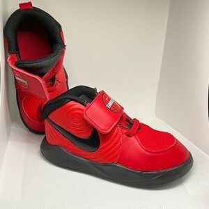 **EUC NIKE TEAM HUSTLE D RED/ BLACK TODDLER 8C SNEAKERS**